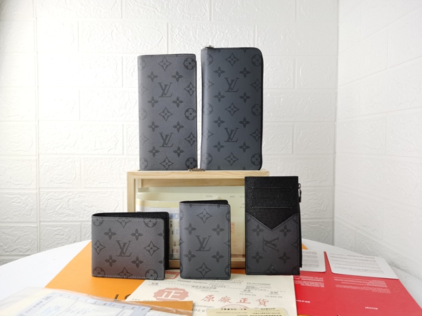 LVコピーウォレット着用イメージ